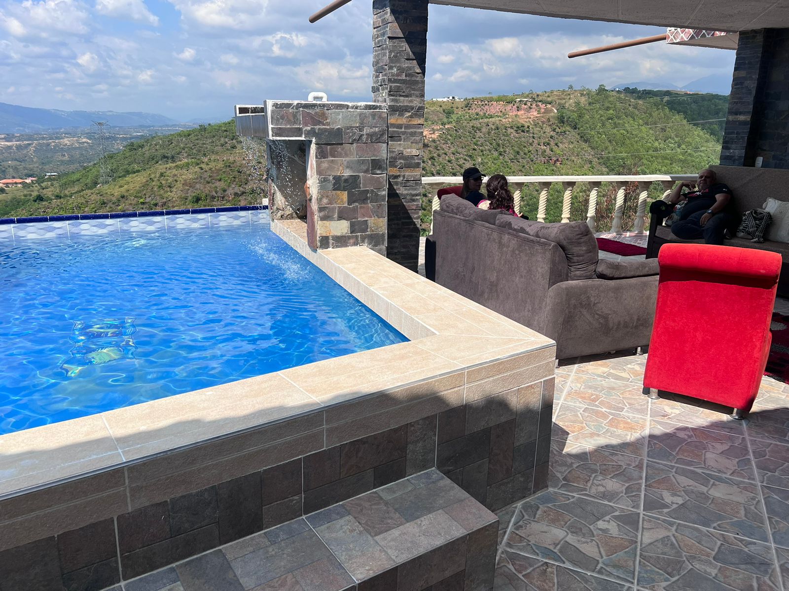 Parcela EL MIRADOR, con bello Paisaje y piscina con Desborde